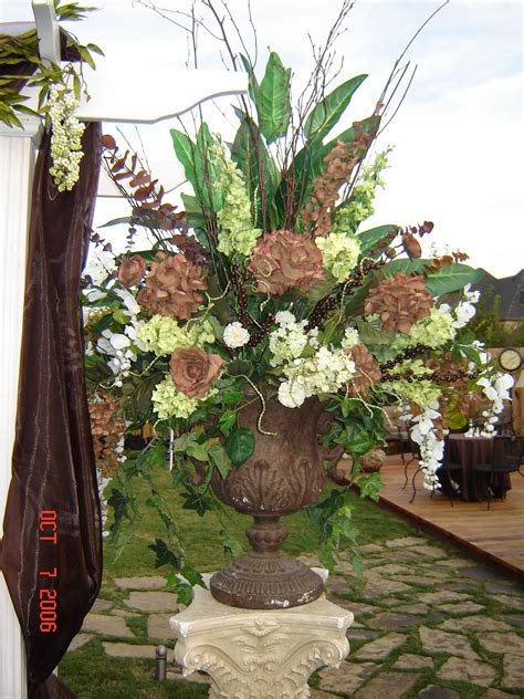 View types of wedding flowers to arrange your special day! Simply Elegant Weddings- Flower Arrangements