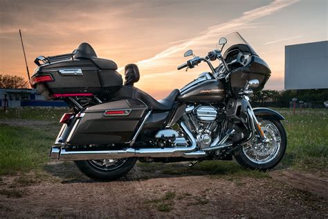 Starting at $300 less than the street. Review of Harley-Davidson Road Glide Ultra 2019: pictures ...
