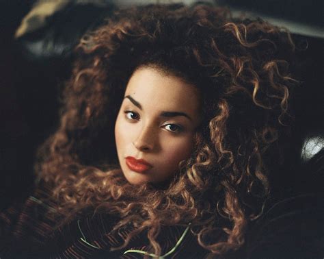 Review The Amazing Ella Eyre