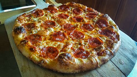 1798 Best Pepperoni Pizza Images On Pholder Food Pizza And Food Porn