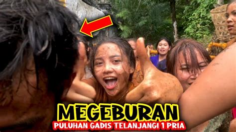 Megeburan Tradisi Puluhan Wanita Melepas Baju 1 Pria Di Desa Sekumpul