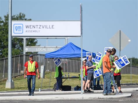 Uaw Strike Gm Sends 2000 Workers Home Without Pay At Kansas City