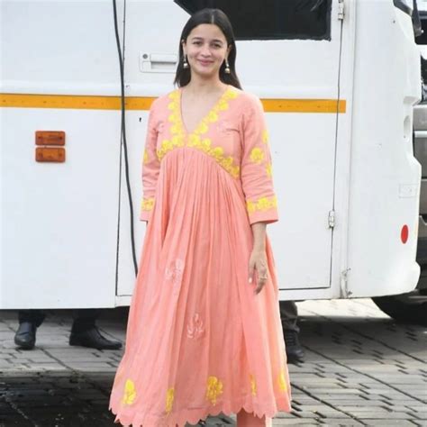 alia bhatt looks pretty in a peach salwar suit