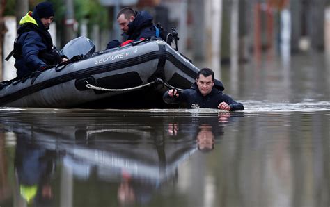 Paris Floods Hundreds Make Dramatic Escape In Boats As Seine Rises