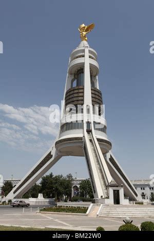 Monument De Neutralit Ashgabat Au Turkm Nistan Construit Avec Du
