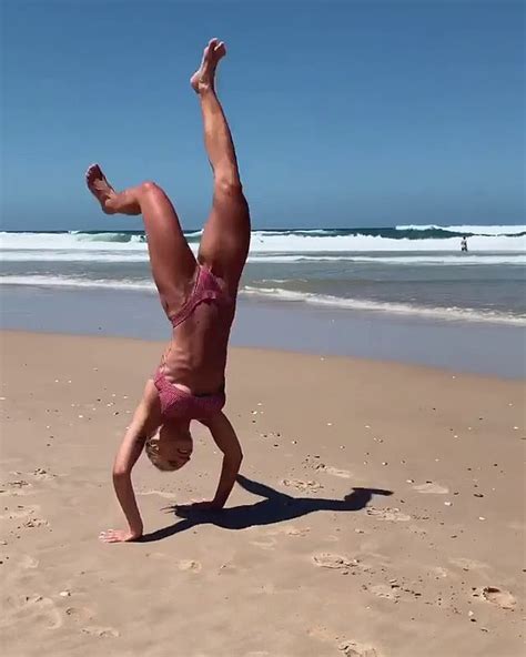Tammy Hembrow Marks The New Year By Doing An Impressive Front Flip In Bikini Daily Mail Online