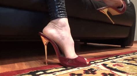 Fetish Lady Imperatriza Dangling With 55 Inch High Heeled Mules And Painting My Long Red Nails
