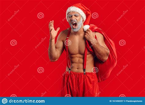 Estilo Libre De Navidad El Joven Santa Claus Se Desnuda El Cuerpo Superior Muscular En El