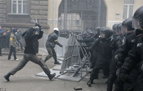 Ukraine On The Brink Thousands Besiege Government Headquarters In Kiev