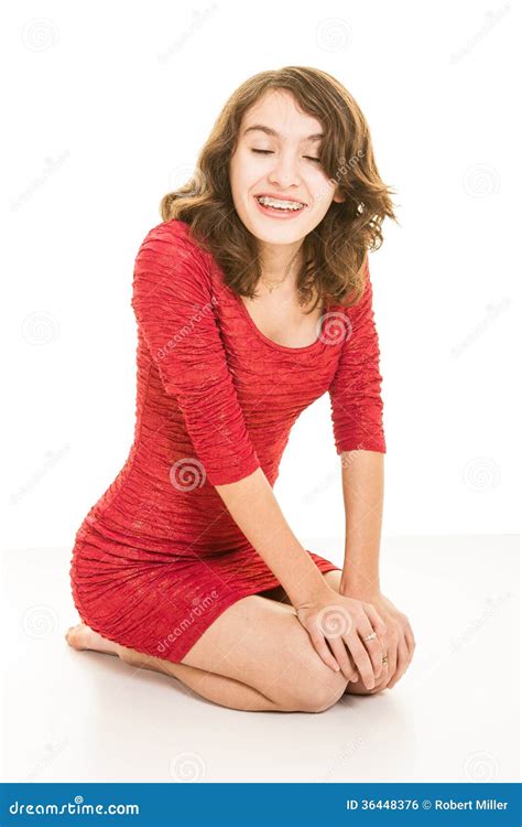 Милый девочка подросток с расчалками в красном усаживании платья Стоковое Фото изображение