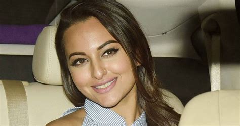Calm Down Guys Sonakshi Is Not Singing At Biebers Gig