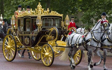 Il y vit avec ses deux filles, ses deux gendres, et leurs enfants. Un carrosse historique pour Elizabeth II - Charente Libre.fr