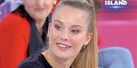 Samantha, la nuova tronista di uomini e donne di maria de filippi, non è assolutamente nuova al mondo della televisione. Anticipazioni Uomini e donne: Sophie tra Nino e Marco ...