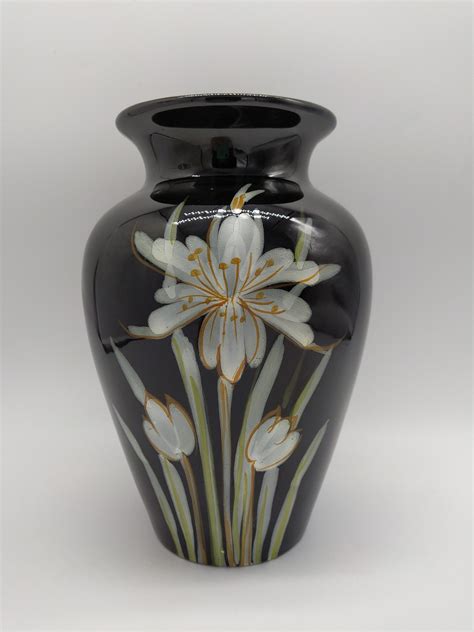 Essendo neutro e sofisticato allo stesso tempo il. Vaso in ceramica fondo nero e fiori bianchi - Affare Fatto