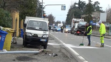 Parma Netturbino Muore Travolto Da Un Auto In Via Traversetolo La