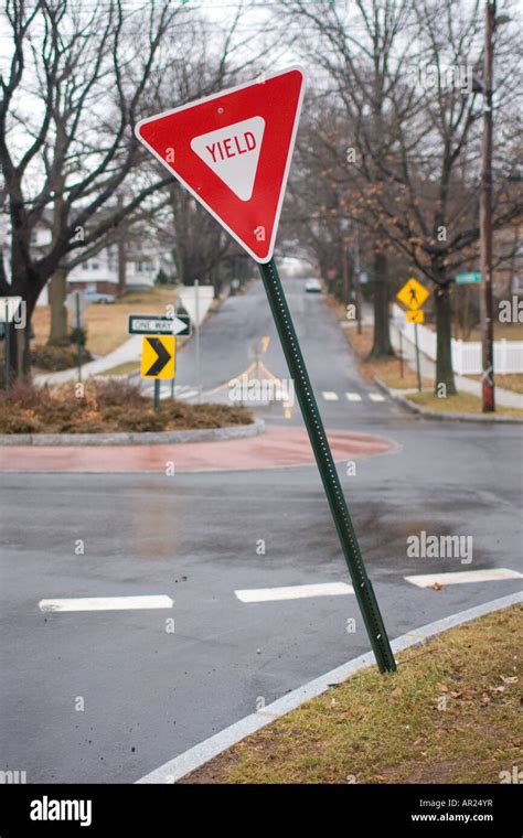 Yield Sign Hi Res Stock Photography And Images Alamy