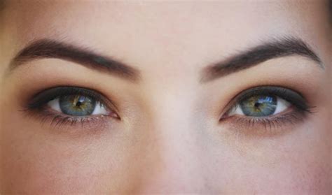 8 Amazing Ways To Grow Thicker Eyebrows Naturally