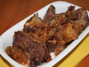 Tampe a panela e leve ao fogo, a partir do momento que começar a pressão deixe em fogo baixo por 30 minutos. Costela na panela de pressão - Receitas Mais