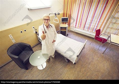 Foto über schöne nackte im schlüpfer, der auf weißes bett legt ansicht von oben. Arzt Krankenhaus Zimmer Klinik Bett privat von oben ...