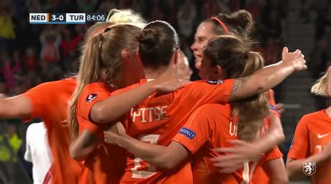 De italianen zongen weer uit volle borst mee met hun volkslied, voorafgaand aan het openingsduel van het ek tegen turkije. Samenvatting: Oranje wint EK-kwalificatieduel van Turkije (3-0) | FCVideo.nl