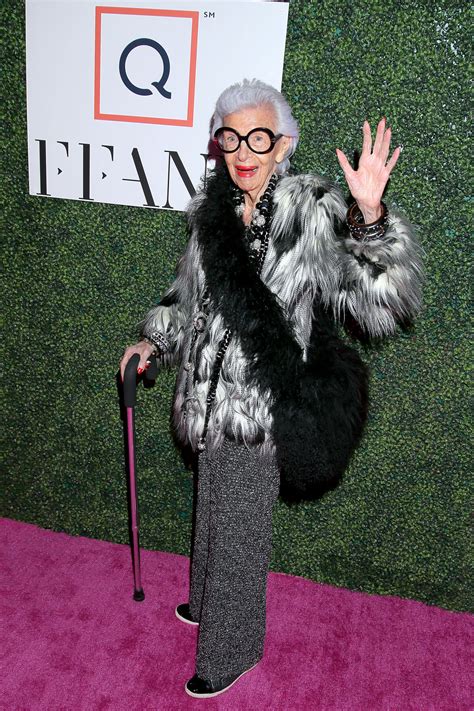 29 августа 1921) — американский коллекционер и дизайнер. Fashion icon Iris Apfel on her coloring book and teaching ...