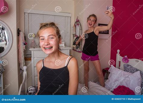 Deux Jeunes Filles Jouant Dans Leur Chambre Photo Stock Image Du