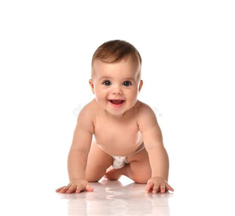 Adorable Niña Pequeña Y Positiva Bebé Desnuda En Pañal Tratar De