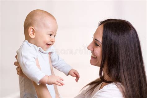 Mamá Que Detiene Al Bebé Sonriente Imagen De Archivo Imagen De