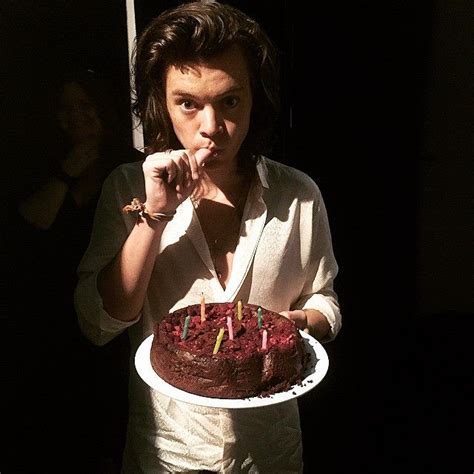 See more ideas about harry styles birthday, harry styles, harry birthday. One Direction Philippines February 9 Harry holding a cake ...