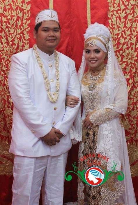 Beberapa pengantin dapat menyiasatinya dengan tetap menggunakan paes dan menggunakan ciput ninja untuk menutup lehernya. Acara Akad Nikah dan Resepsi Pengantin Batak Muslim di ...