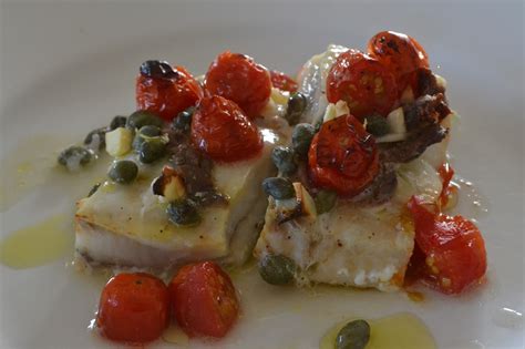 Eet lekker Koolvis met tomaatjes kappertjes en ansjovis uit de oven