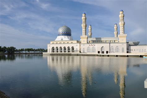 Masjid (terapung) bandaraya kota kinabalu, likas selain singgah untuk melakukan solat boleh dapatkan kenangan di masjid yang indah ini. 13 Masjids That Are Surrounded By Water | Muslim Memo