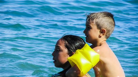 Fotos gratis playa mar agua Oceano niño verano vacaciones piscina jugando infancia