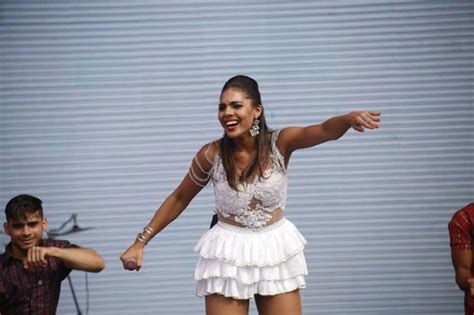 Perfil oficial | cantora e compositora �. Tays Reis, da banda Vingadora, se veste de noiva para show ...