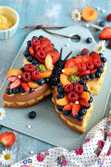 A parte setacciate farina e lievito e aggiungete lentamente al composto. Sprinkles Dress: Torta farfalla alla frutta