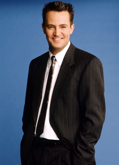25 Chandler Bing Lines That Still Make You Laugh Out Loud Friends Foto