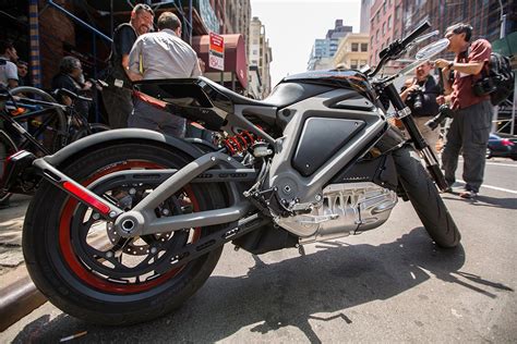 We Rode Harley Davidsons Incredible Electric Motorcycle The Verge