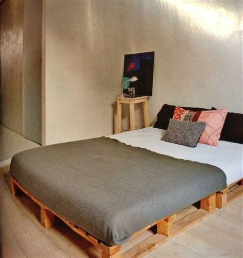 Die palette ist robust gebaut und hält auch hohen belastungen stand. Bettgestelle selber bauen - DIY Bettrahmen aus ...