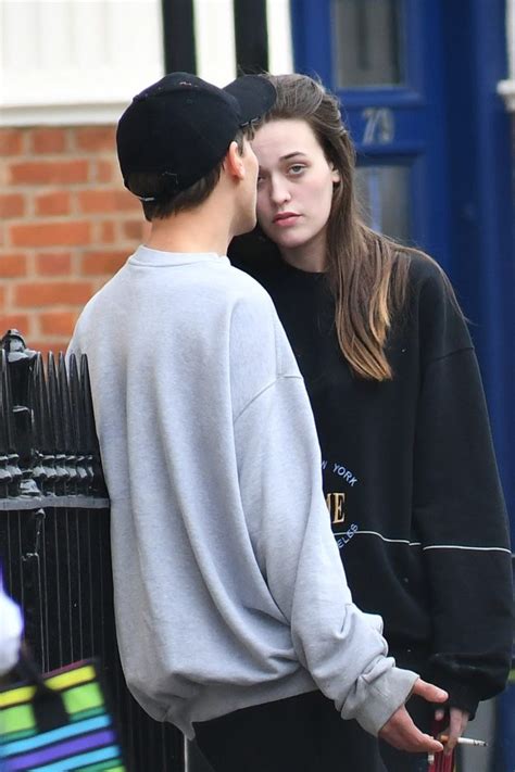 Website for all things louis tomlinson. Louis Tomlinson schnappt sich eine Zigarette, als er mit ...