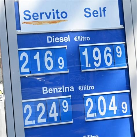 Carburanti Prezzi In Continua Ascesa Superati I Due Euro Al Litro Per