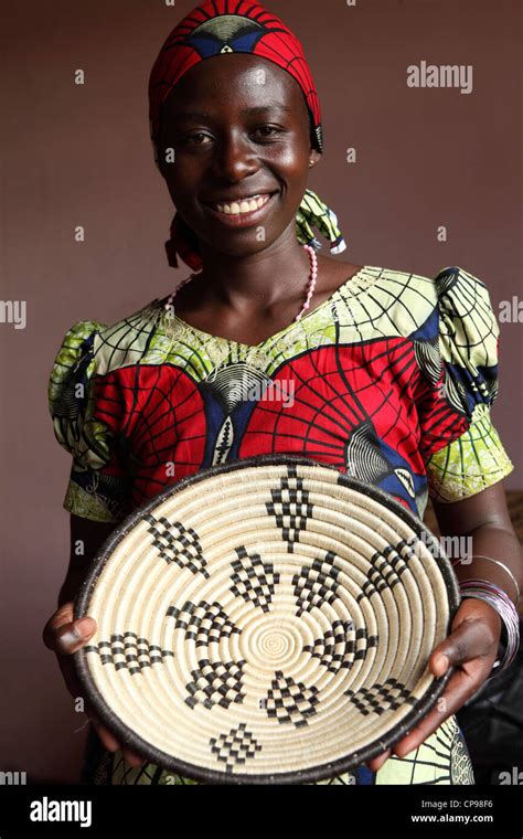 A Rwandese Woman Holds Up A Woven Sisal Plate Stock Photo Alamy