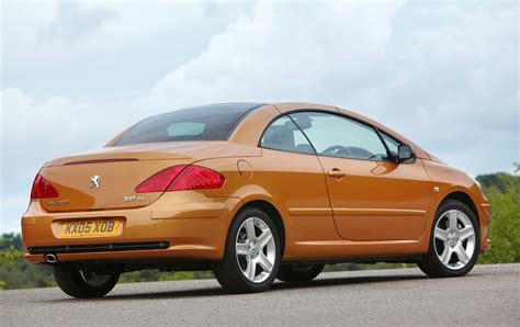 Peugeot pioneered the concept of folding roof cars way back in the 1930s with its elegant 401. Peugeot 307 Coupé Cabriolet (2003 - 2008) Photos | Parkers