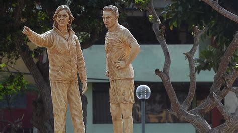 Atualmente, joga pelo internacional e pela seleção peruana, da qual é capitão desde o segundo semestre de 2016. Peru ehrt Paolo Guerrero und Ricardo Gareca mit Statuen ...