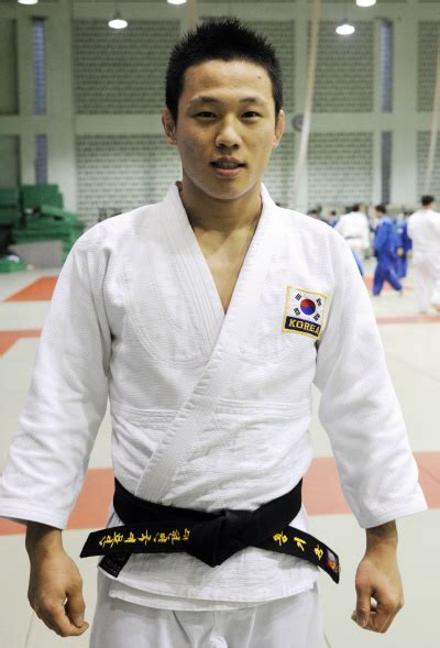 2008년 베이징올림픽 유도 은메달리스트인 왕기춘 씨가 미성년자를 성폭행한 혐의로 구속됐습니다. 개 발사 - 실시간 검색어 : 왕기춘
