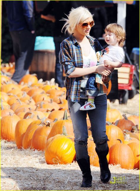 Full Sized Photo Of Christina Aguilera Visits A Pumpkin Patch 26