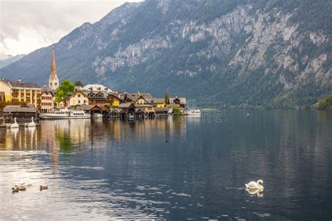 Pueblo De Hallstatt En Lago Hallstatter En Alpes Austriacos Foto De