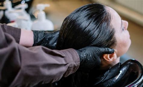Cara Mewarnai Rambut Sendiri di Rumah Agar Tidak Gagal