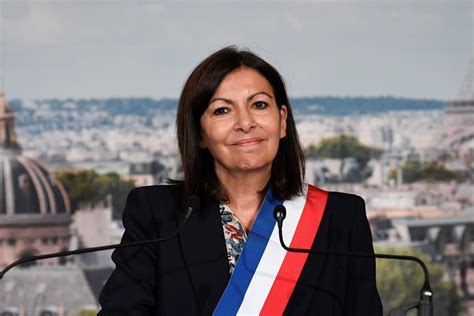 A member of the socialist party , she is the first woman to hold the office. Face à Macron et à la droite, l'hypothèse Anne Hidalgo ...