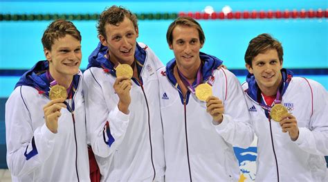 Plus vite, plus haut, plus fort, ensemble à tokyo ! jeux olympiques 2012. La France nage en plein bonheur
