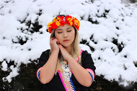 nkauj-hmoob-winter-beauty,-floral-crown,-photo